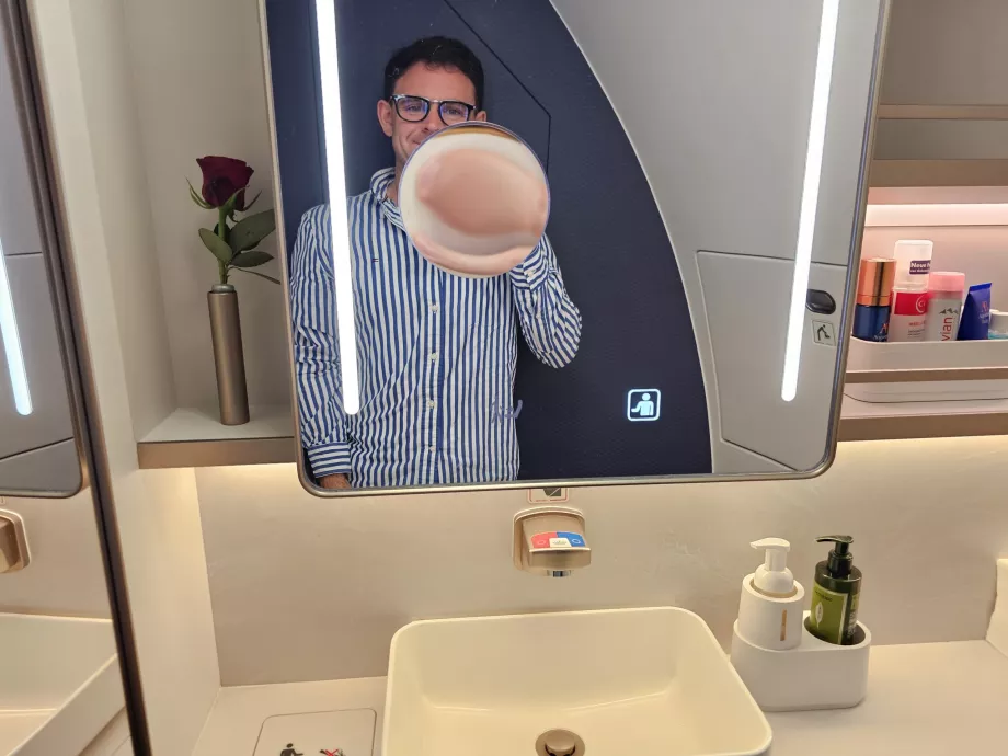 Moi dans les toilettes des passagers de la première classe