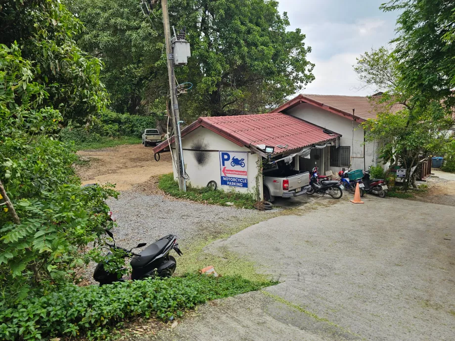Plage de Coral Cove, parking pour scooters