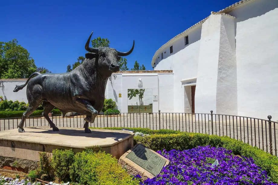 La statue d'un taureau devant la Plaza de Toros
