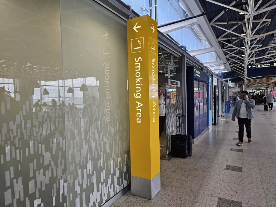 Salles fumeurs dans la zone de transit