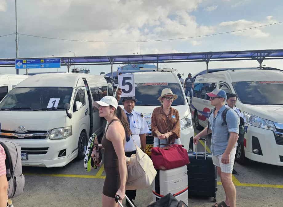 Minivans à la jetée de Nathon