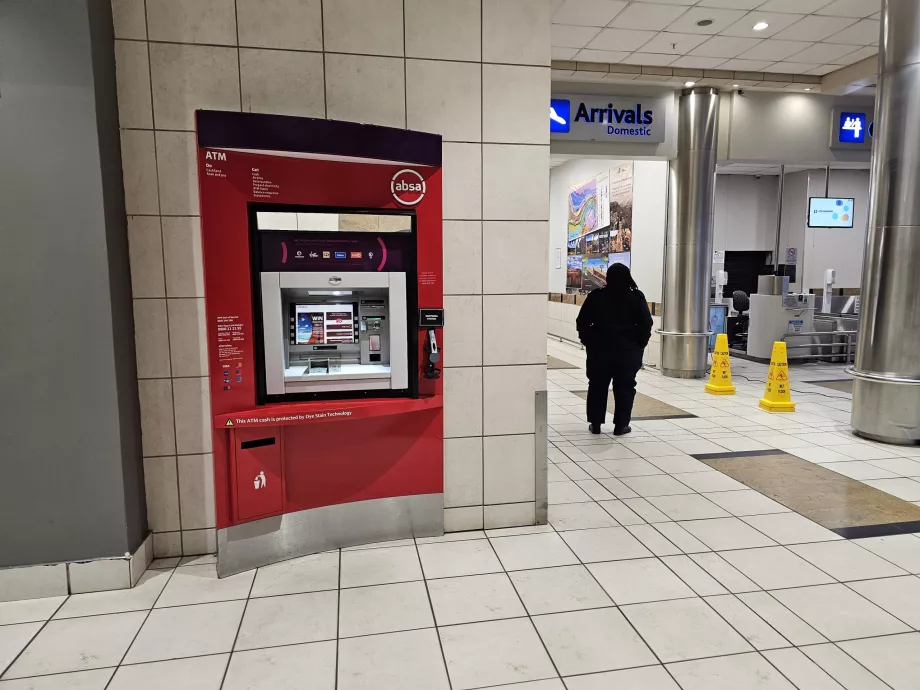 Distributeur de billets dans le hall d'arrivée