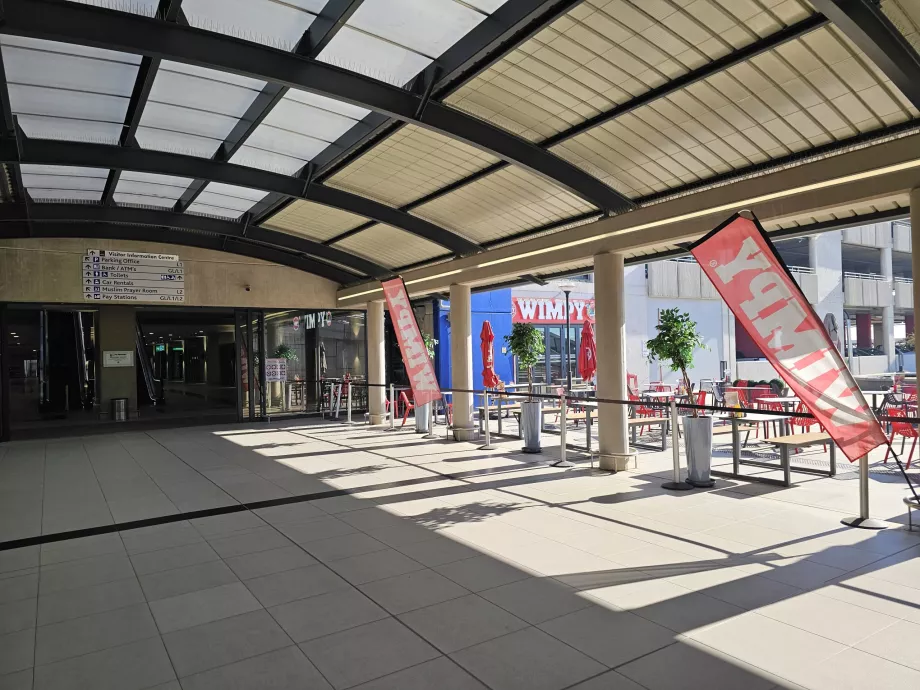 Wimpy dans le bâtiment en face du terminal