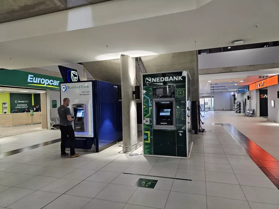 Distributeurs de billets dans le bâtiment du garage