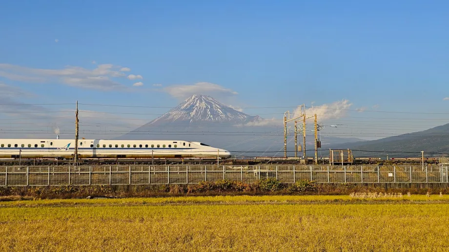Shinkansen avec le Mont Fuji en arrière-plan
