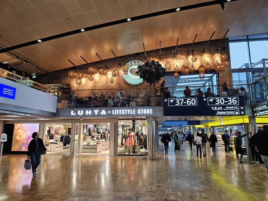 Cafés et magasins dans la zone de transit