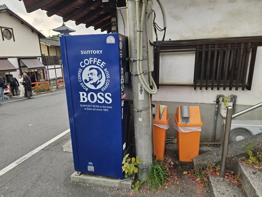 Bac de distribution de bouteilles en plastique au distributeur de boissons