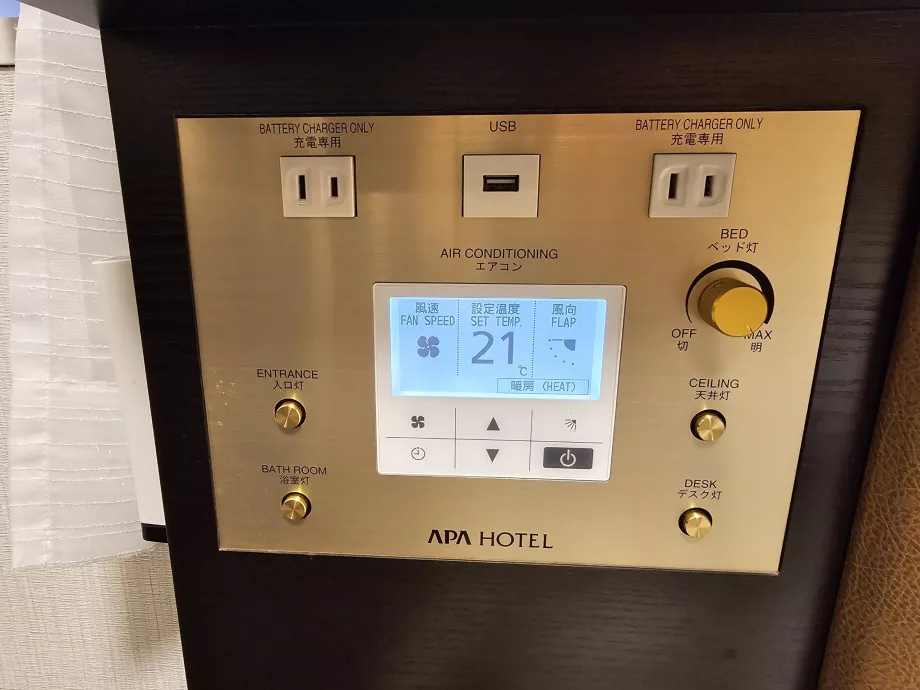Prises électriques, prises USB et climatisation dans l'hôtel APA