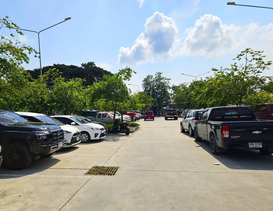 Parking au port de plaisance, prise en charge de la voiture de location