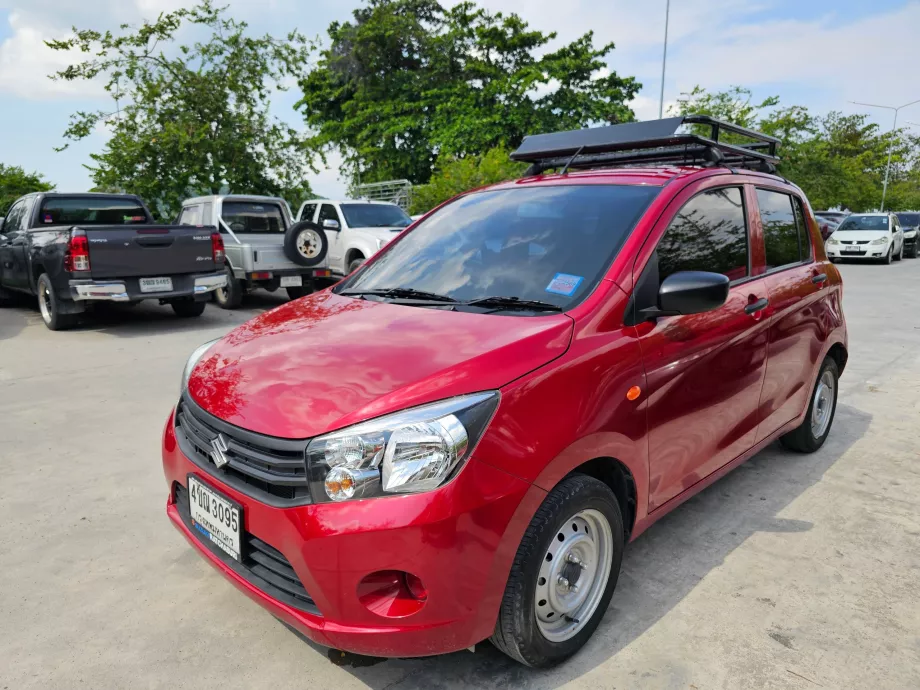 Voiture de location dans le parking du port de plaisance