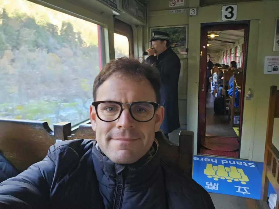 Moi dans le train romantique de Sagano