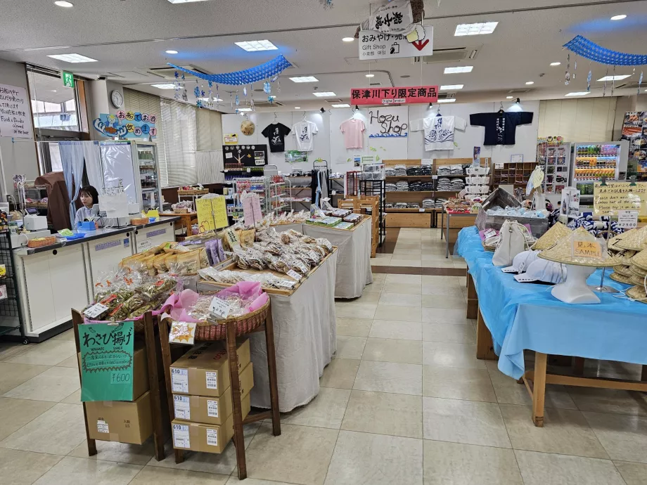 Boutique de souvenirs dans le port de plaisance
