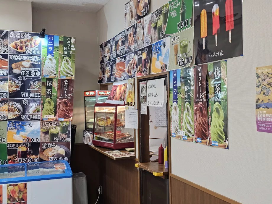 Boutique de rafraîchissement dans le port de plaisance