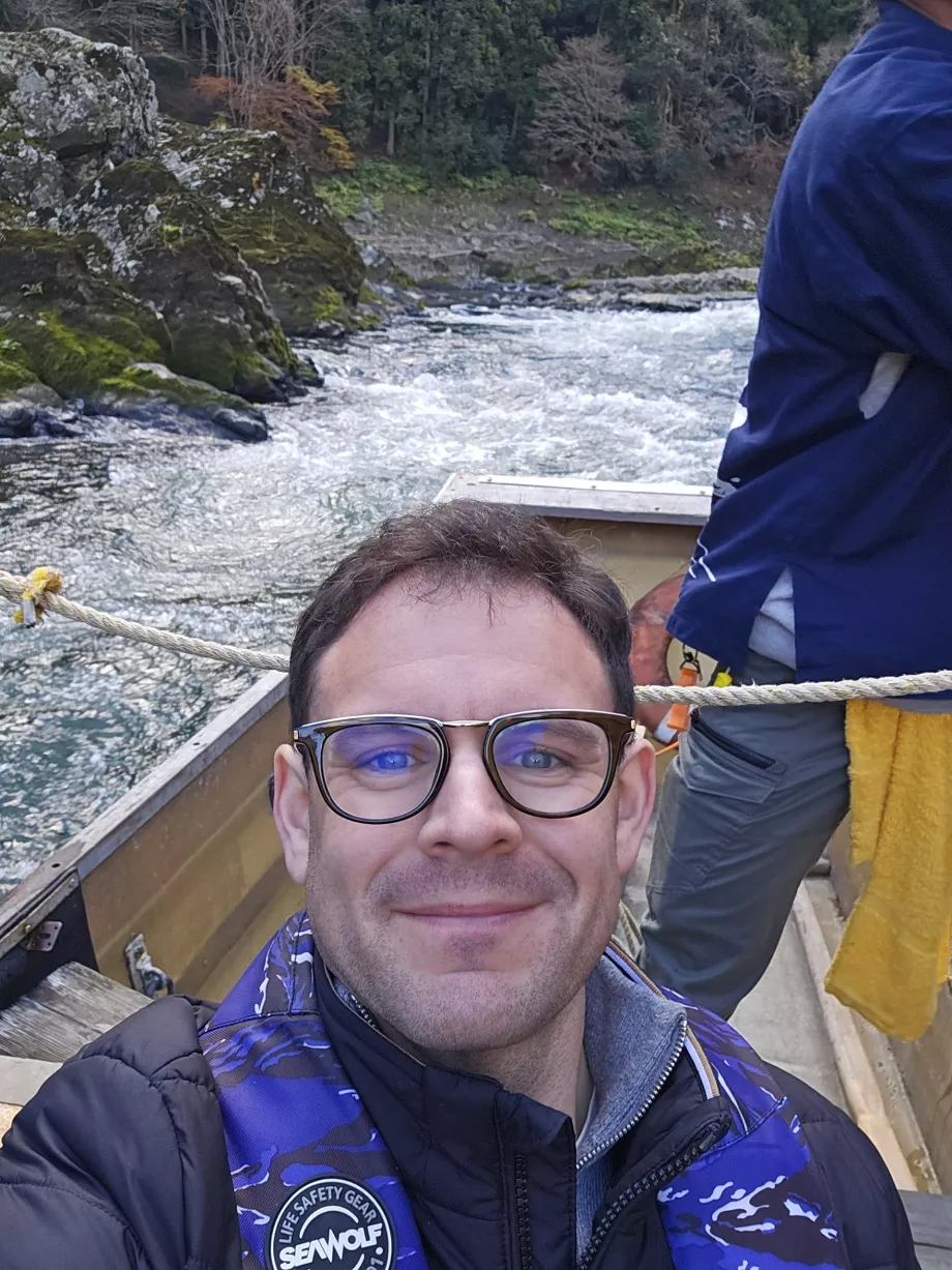 Moi sur un bateau sur la rivière Hozugawa