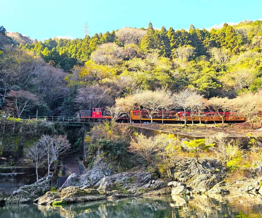 Train dans le canyon de Hozugawa