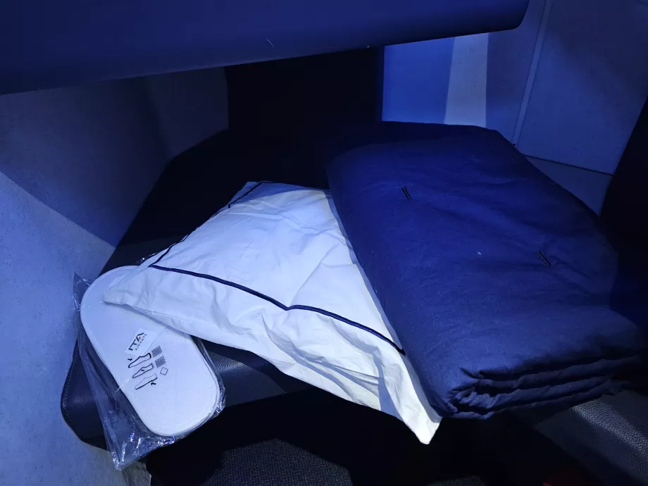 Oreiller, couverture et pantoufles