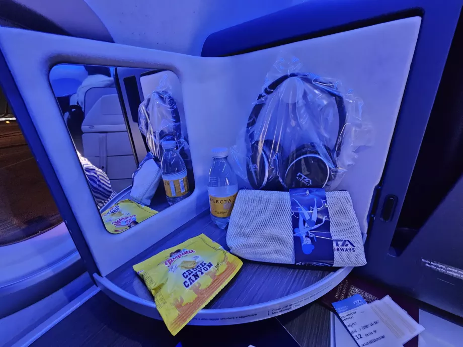 Panneau d'ouverture avec miroir, écouteurs, biscuits et eau