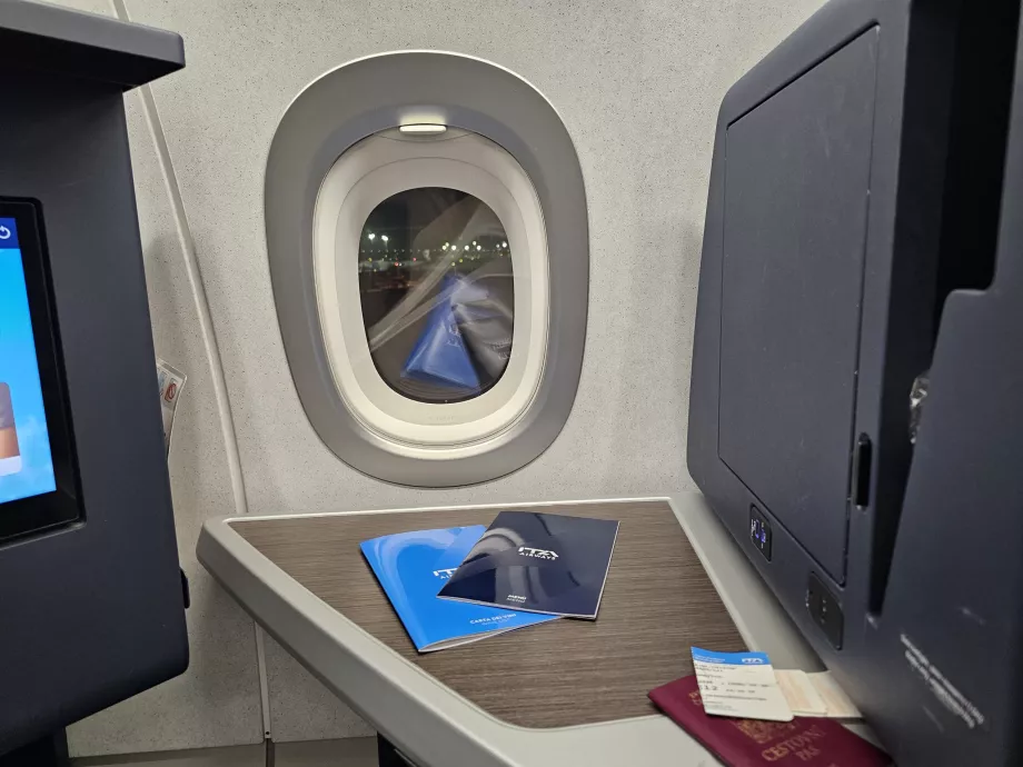 Table et espace de rangement fermé avec miroir