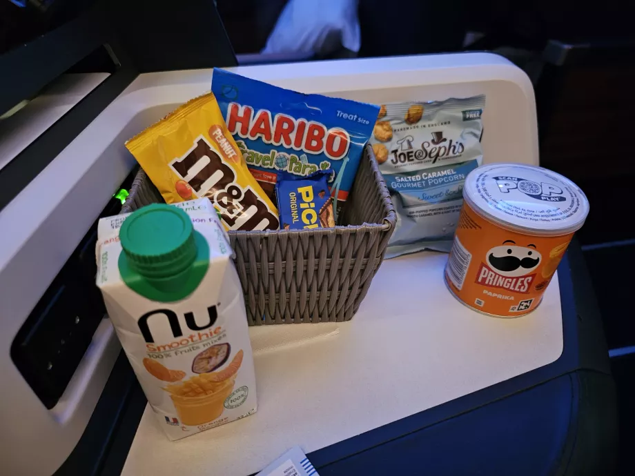Panier avec bonbons et pringles