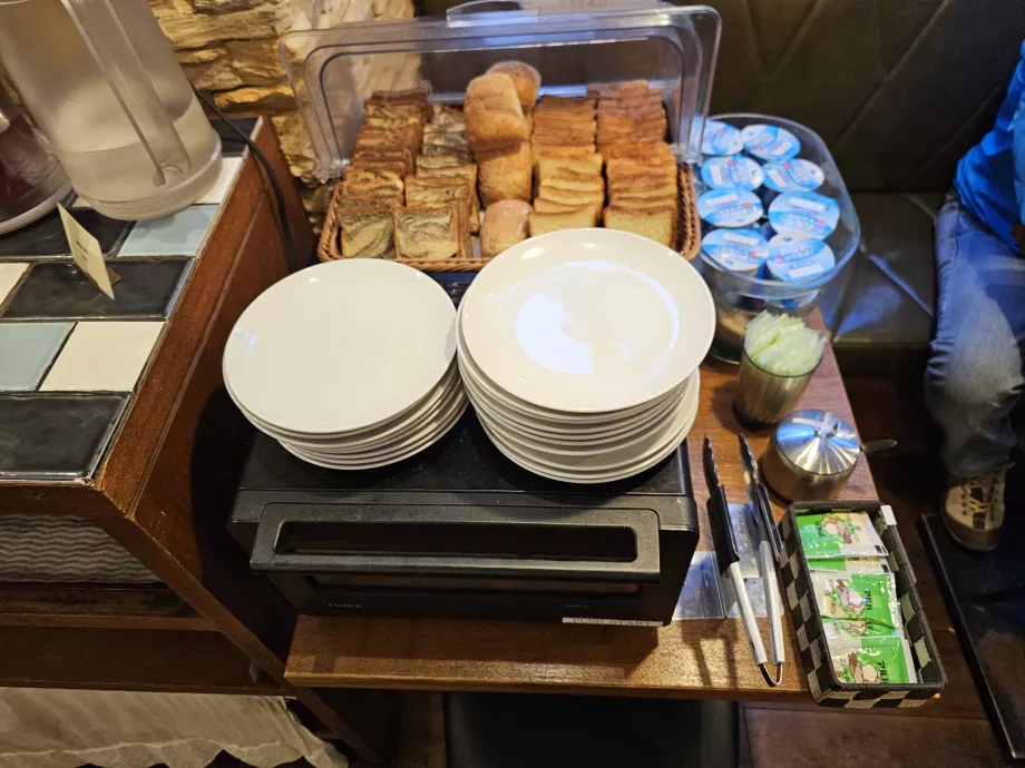 Petit déjeuner - viennoiseries et yaourt