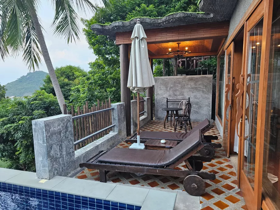 Terrasse avec chaises longues