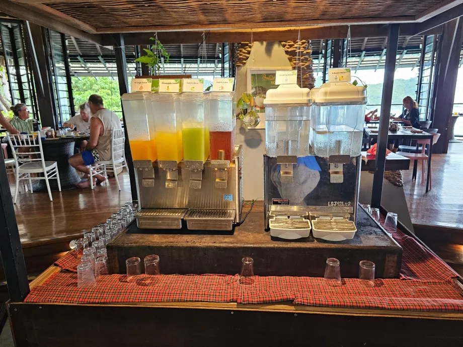 Petit déjeuner : eau et jus de fruits