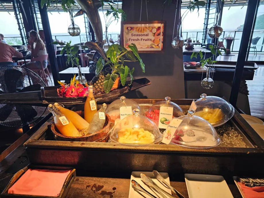 Petit déjeuner : jus de fruits et