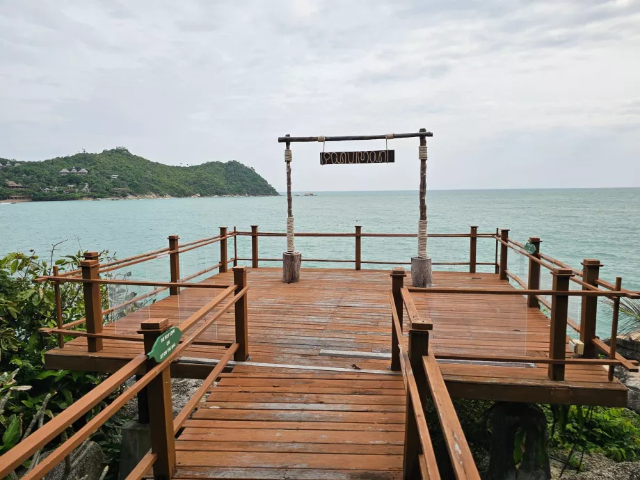 Embarcadère avec vue sur la mer