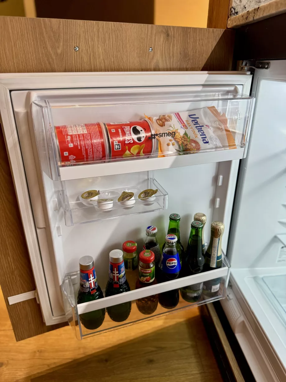 Réfrigérateur avec minibar gratuit