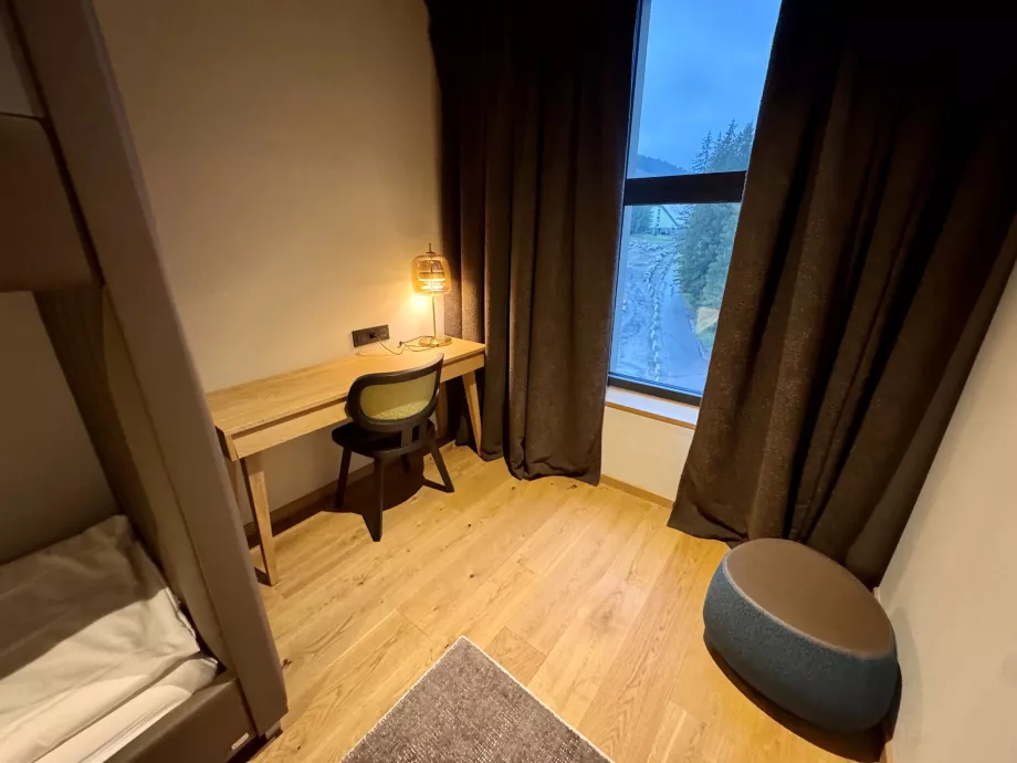 Bureau dans la chambre des enfants
