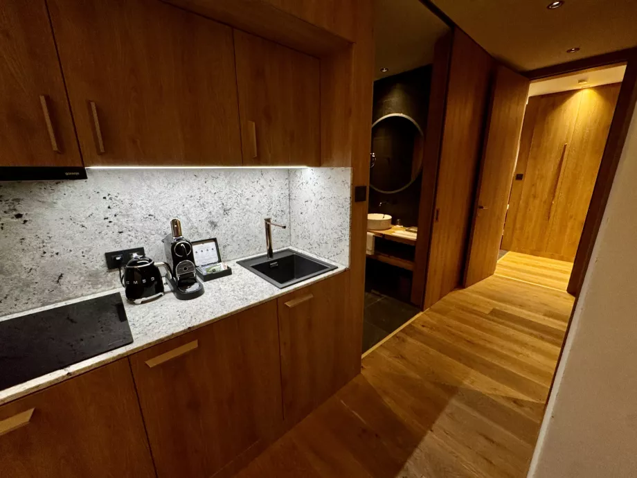 Cuisine et couloir vers les salles de bains et les chambres