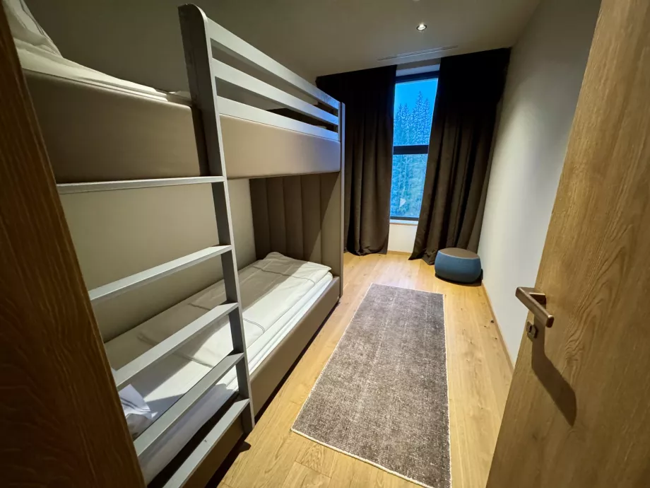 Chambre d'enfant avec lits superposés