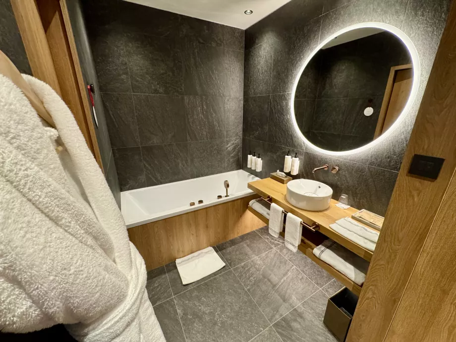 Deuxième salle de bain avec baignoire