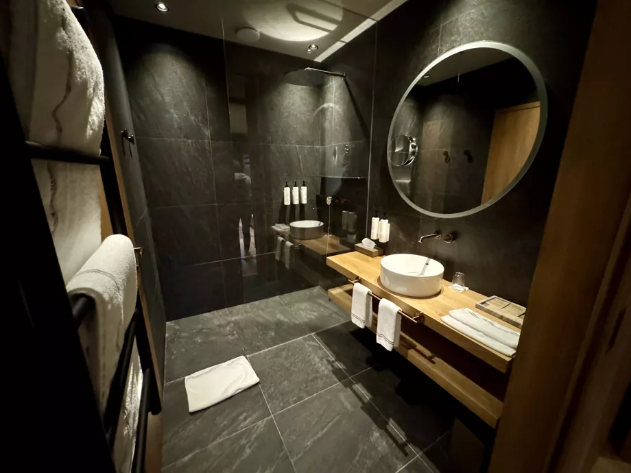 Première salle de bain avec douche