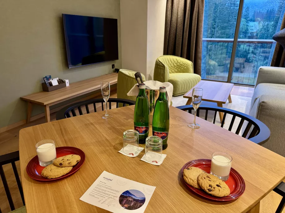 Table à manger avec lait et biscuits de bienvenue