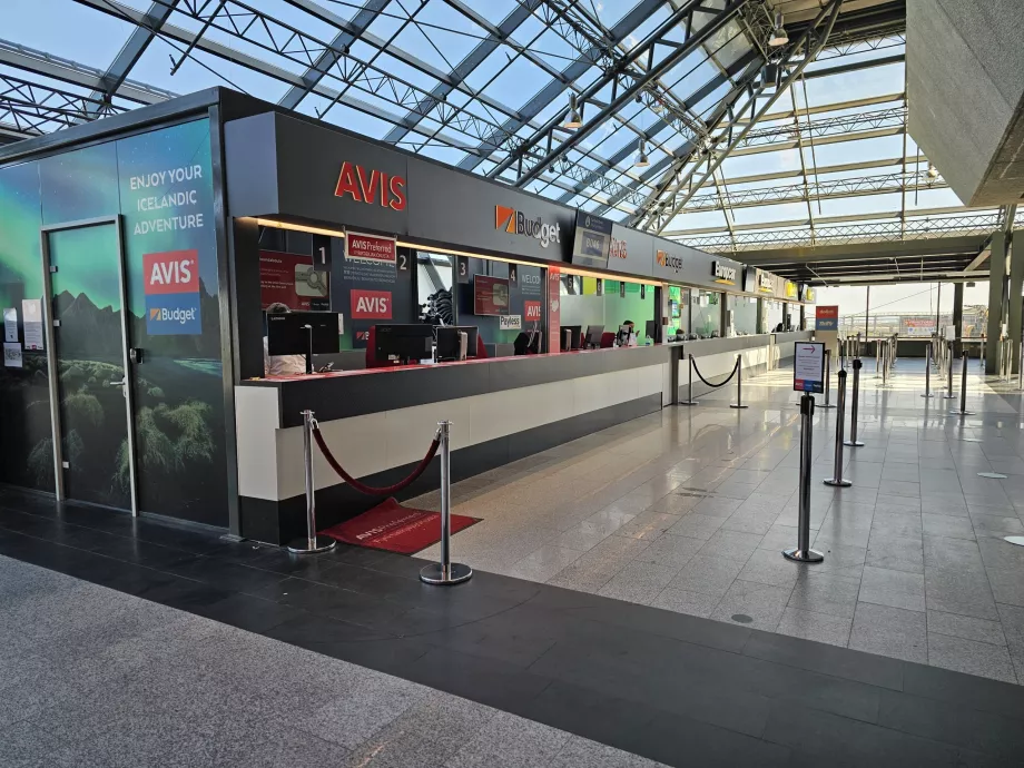 Comptoirs de location de voitures dans le hall des arrivées