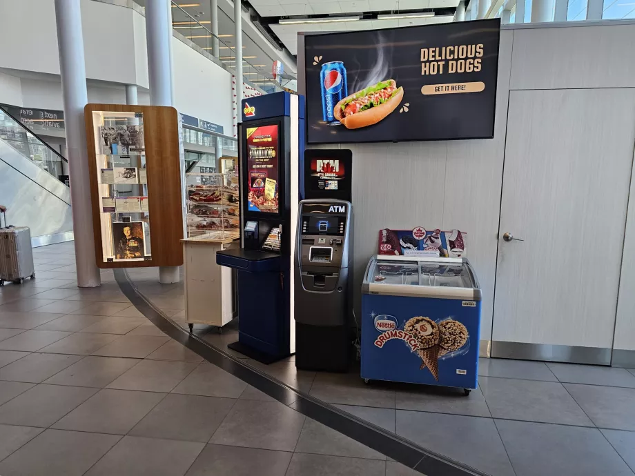 Distributeur de billets dans le hall d'arrivée