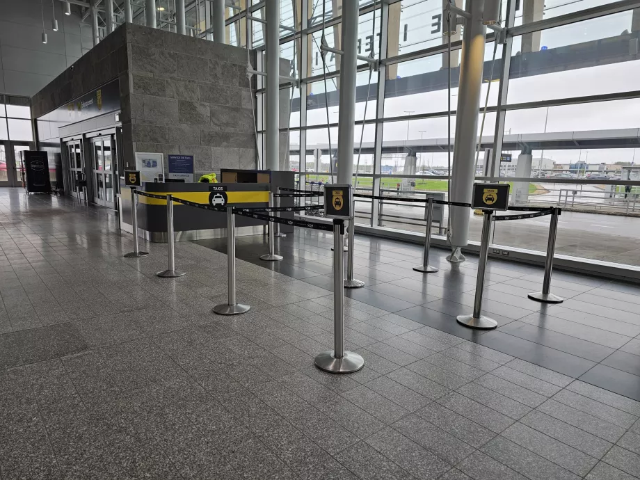 Station de taxis à l'intérieur du hall des arrivées