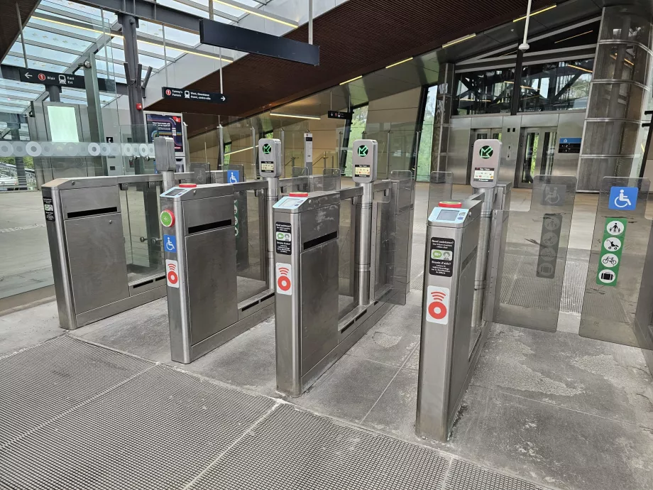 Tourniquets à l'entrée de la gare