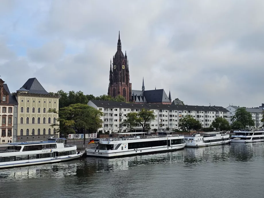 Vue de l'Eiserner Steg vers la cathédrale