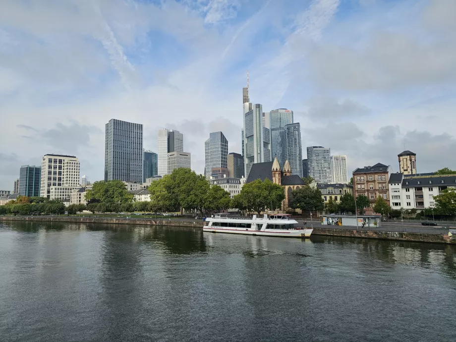 Vue de l'Eiserner Steg vers le centre moderne