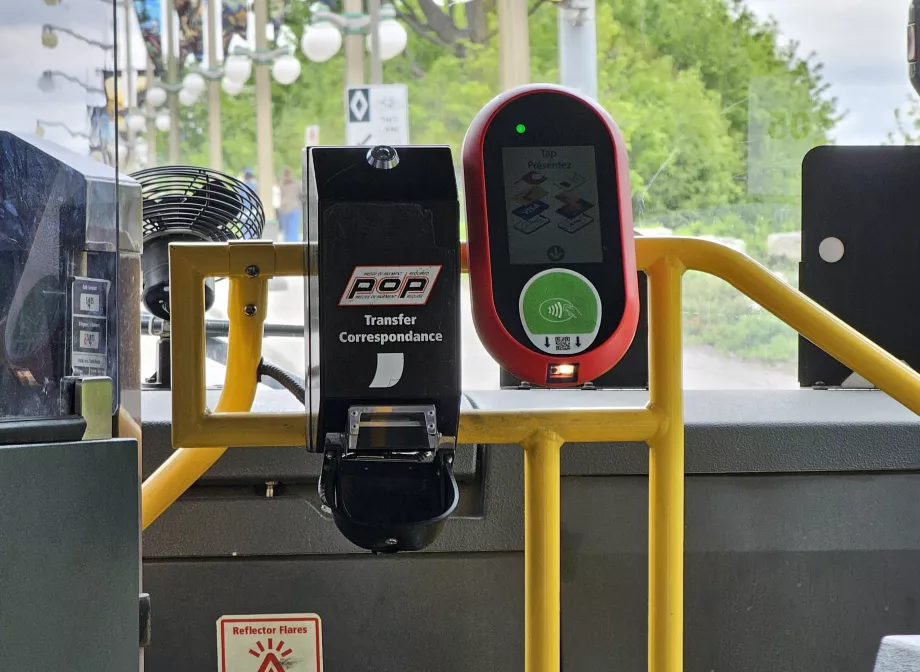 Valideur de billets dans le bus