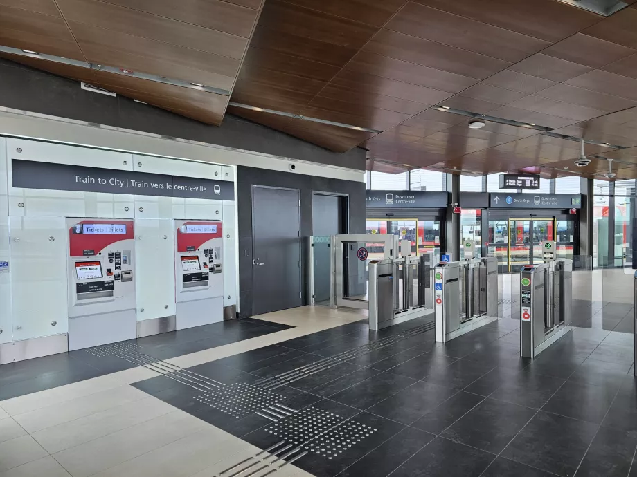 Distributeurs de billets et tourniquets d'accès à la gare