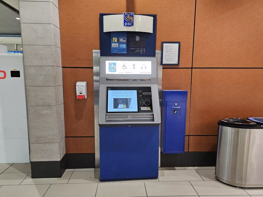 Distributeur automatique de billets RBC dans le hall des départs