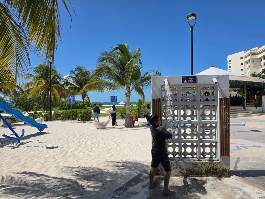 Douches publiques à Playa Langosta