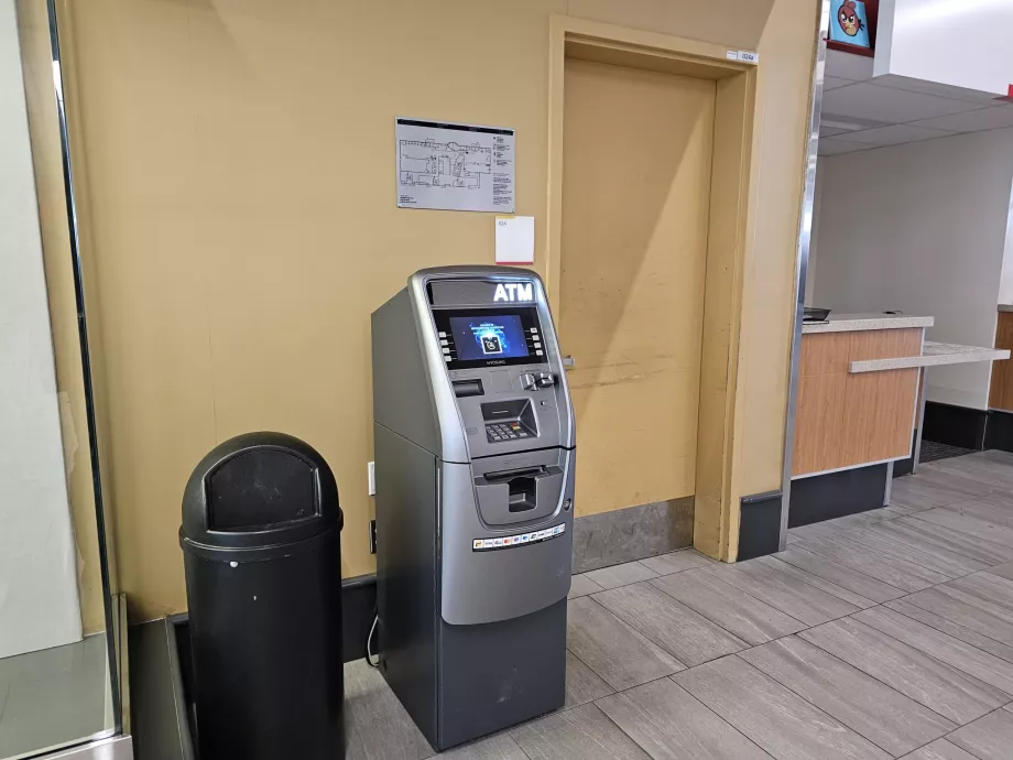 Distributeur de billets dans le hall d'arrivée