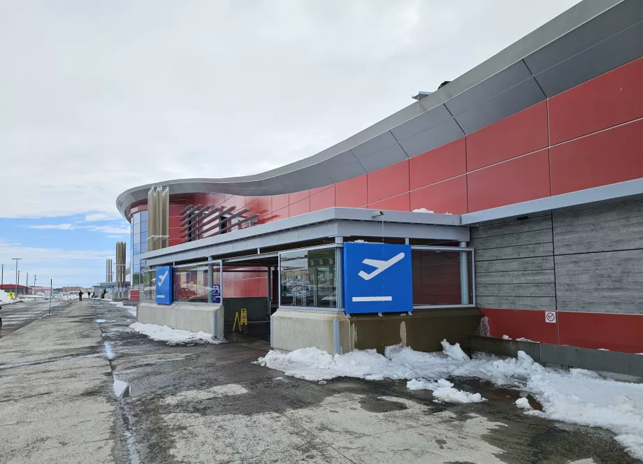 arrivée à l'aéroport d'Iqaluit
