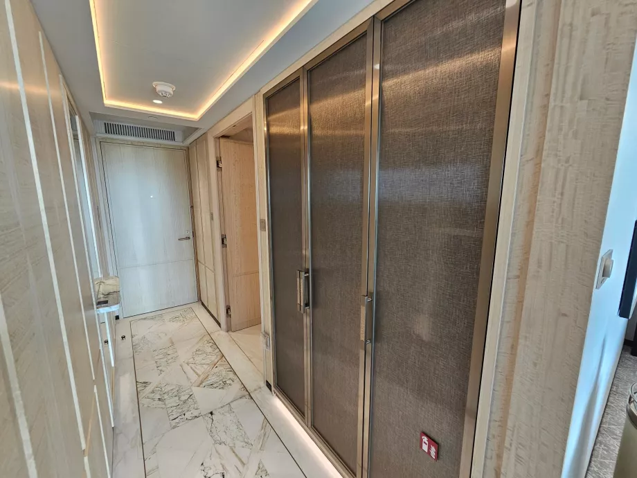 Couloir dans la chambre et armoires