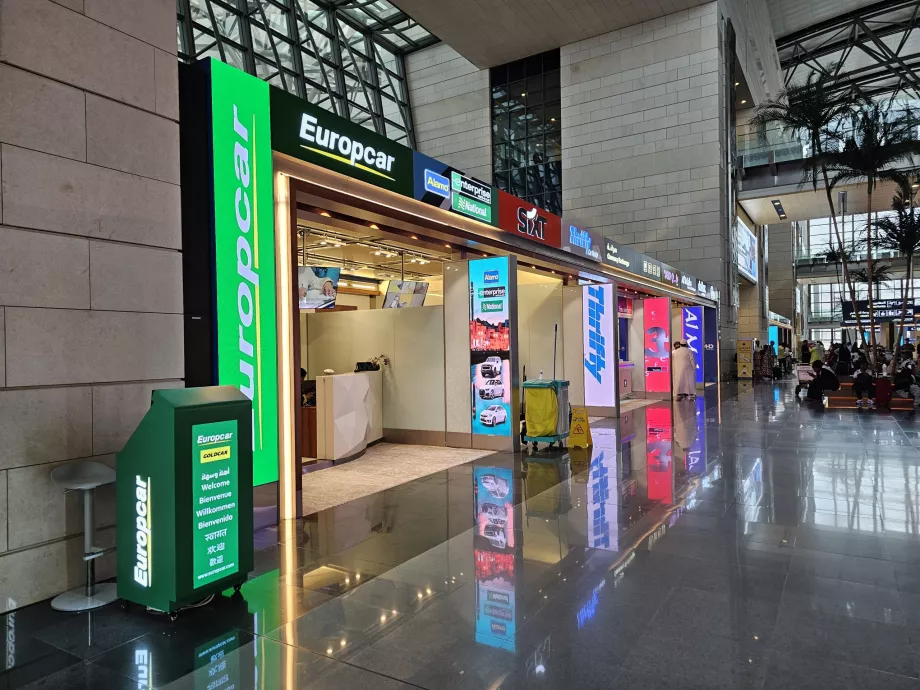 Comptoirs de location de voitures dans le hall des arrivées
