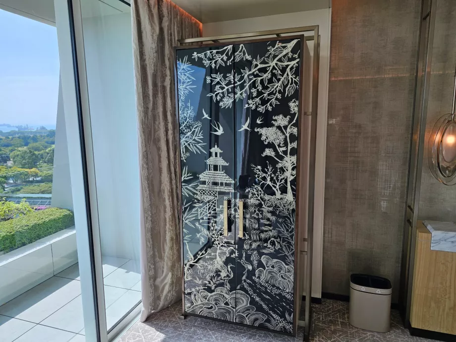 Armoire avec minibar